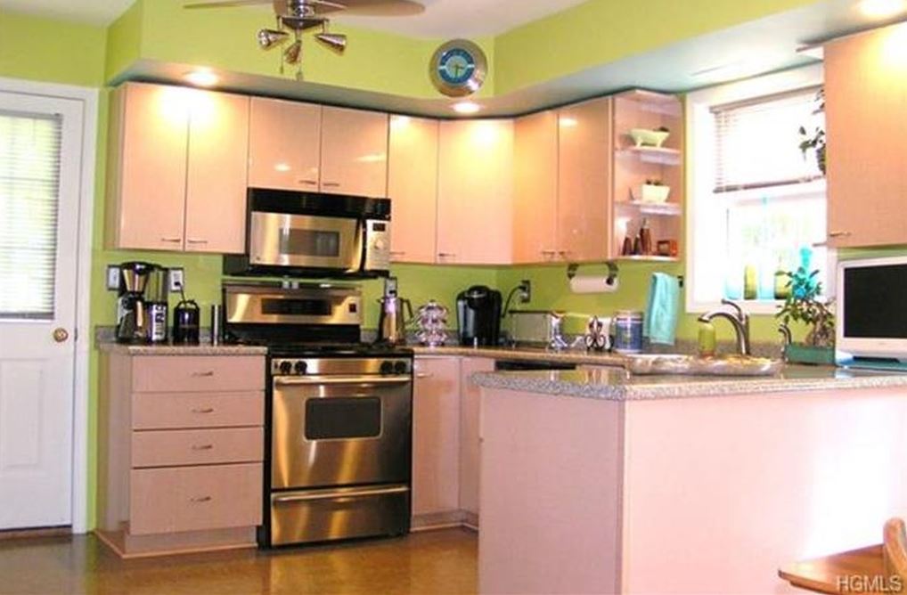 green and pink colored kitchen hurts the sale of a house